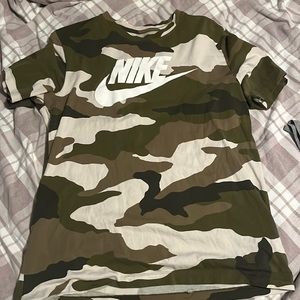 Men’s M nike tee, green camo, worn a couple times